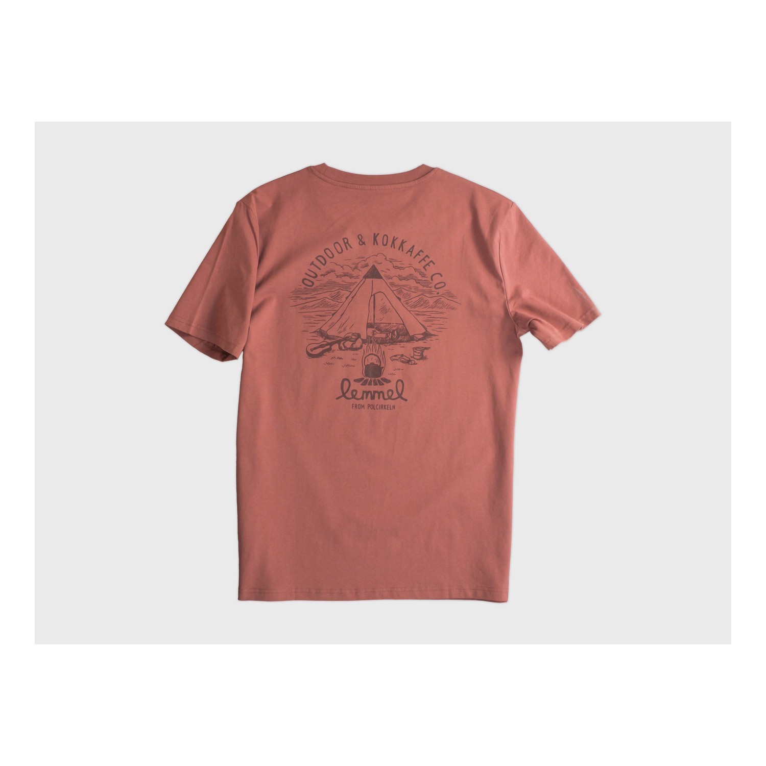 Lemmel T-shirt Camp Guten - Heritage Brown/red with backprint i gruppen Beklædning og fodtøj / Beklædning / T-shirts hos Sportfiskeprylar.se (3010112-5534r)