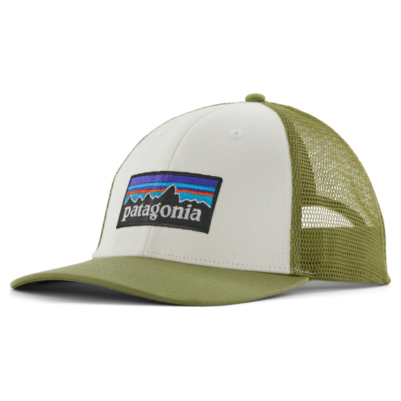 Patagonia P-6 Logo LoPro Trucker Hat, White/Buckhorn Green i gruppen Beklædning og fodtøj / Kasketter og hovedbeklædning / Kasketter / Trucker caps hos Sportfiskeprylar.se (38283-WBGN-ALL)