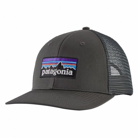 Patagonia P-6 Logo Trucker Hat Forge Grey i gruppen Beklædning og fodtøj / Kasketter og hovedbeklædning / Kasketter / Trucker caps hos Sportfiskeprylar.se (38289-FGE-ALL)