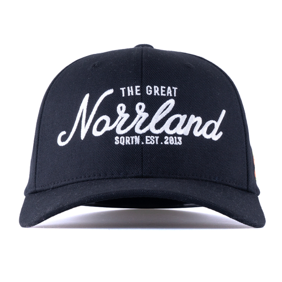 SQRTN Great Norrland 120 Cap Black i gruppen Beklædning og fodtøj / Kasketter og hovedbeklædning / Kasketter / Dad Caps hos Sportfiskeprylar.se (CAP-075-OSFA)