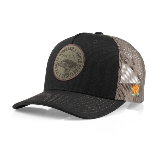 SQRTN x Söder Sportfiske Lurking Pike Trucker, Black i gruppen Beklædning og fodtøj / Kasketter og hovedbeklædning / Kasketter / Trucker caps hos Sportfiskeprylar.se (SQSS-004-OSFA)