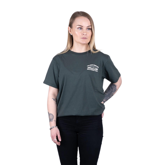 SQRTN X Wolfcreek Lures Tee, Olive i gruppen hos Sportfiskeprylar.se (SQWC-002-Sr)