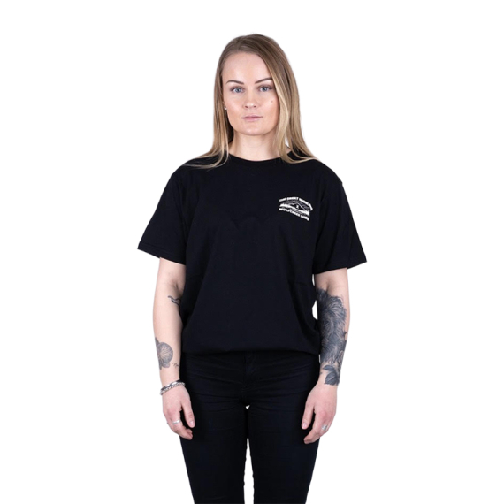 SQRTN X Wolfcreek Lures Tee, Black i gruppen Beklædning og fodtøj / Beklædning / T-shirts hos Sportfiskeprylar.se (SQWC-003-Sr)