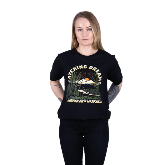 SQRTN X Wolfcreek Lures Dreams Tee, Black i gruppen Beklædning og fodtøj / Beklædning / T-shirts hos Sportfiskeprylar.se (SQWC-004-Sr)