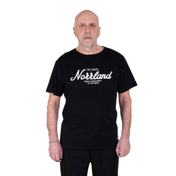 SQRTN Great Norrland T-Shirt Black i gruppen Beklædning og fodtøj / Beklædning / T-shirts hos Sportfiskeprylar.se (TEE-001-Mr)