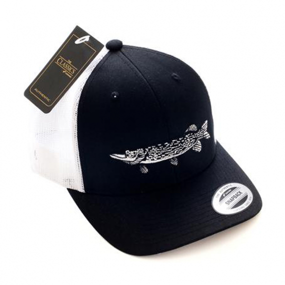 Wolfcreek Pike Logo Trucker Snapback, Black/White, One Size i gruppen Beklædning og fodtøj / Kasketter og hovedbeklædning / Kasketter / Caps hos Sportfiskeprylar.se (WCL-05-CAP-03-BLK-WHT)