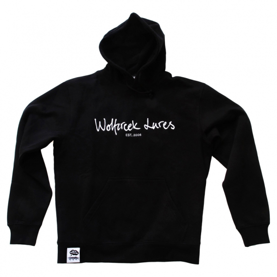Wolfcreek Lures Classic Logo Hoodie, Black i gruppen Beklædning og fodtøj / Beklædning / Sweatere / Hættetrøjer hos Sportfiskeprylar.se (WCL-05-HOOD-01-BLKr)