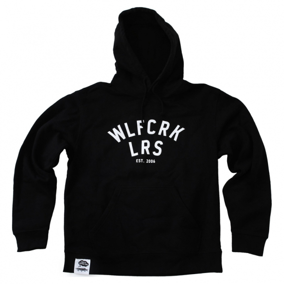 Wolfcreek Lures Logo Hoodie, Black i gruppen Beklædning og fodtøj / Beklædning / Sweatere / Hættetrøjer hos Sportfiskeprylar.se (WCL-05-HOOD-03-BLKr)